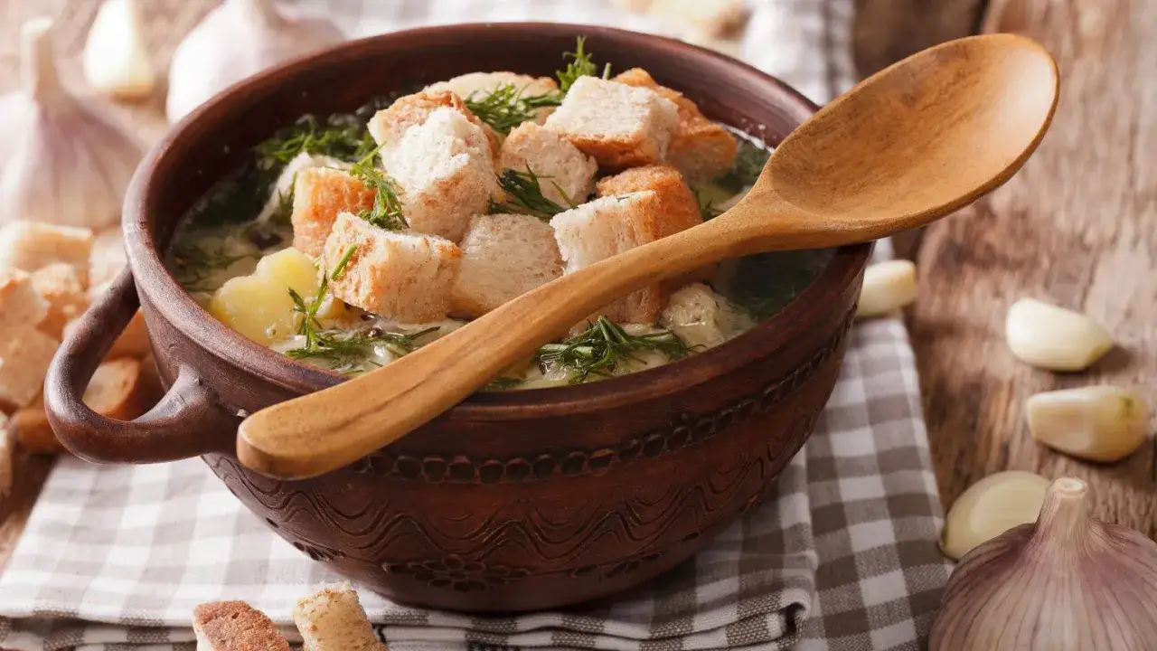 Zupa czosnkowa na odporność: Jak gotować, by nie zabić właściwości?