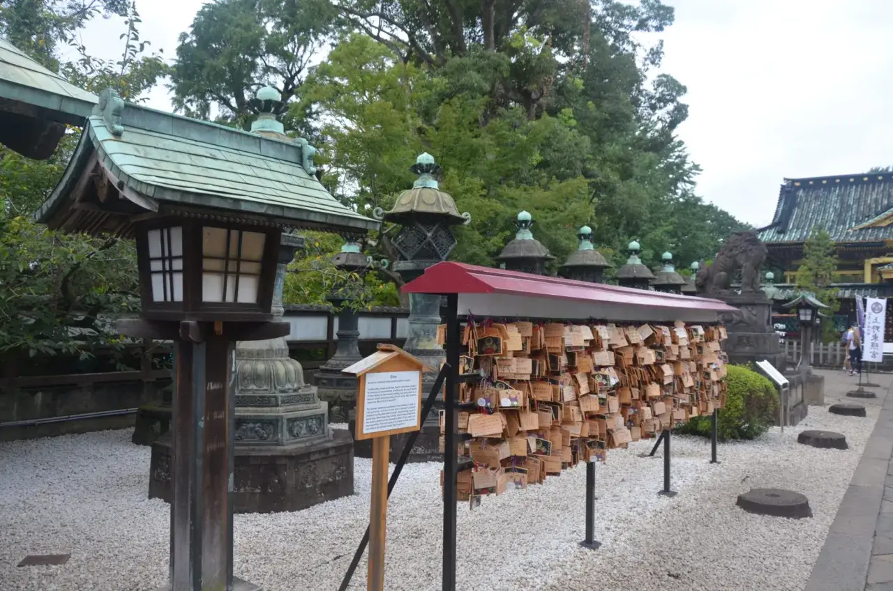 Tradycyjne latarnie i tabliczki z życzeniami w japońskiej świątyni. Warto zobaczyć w Japonii takie miejsca pełne kultury i spokoju.