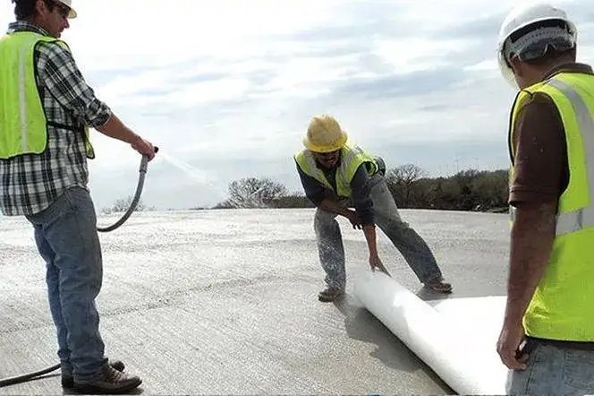 Ile czasu podlewać strop? Sprawdzone metody pielęgnacji betonu