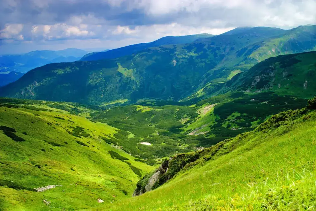 Polskie góry gdzie jechać latem: unikaj tłumów i ciesz się naturą