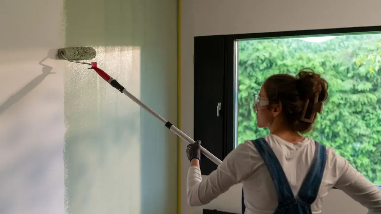 Jak malować ściany? Osiągnij profesjonalny efekt bez smug!