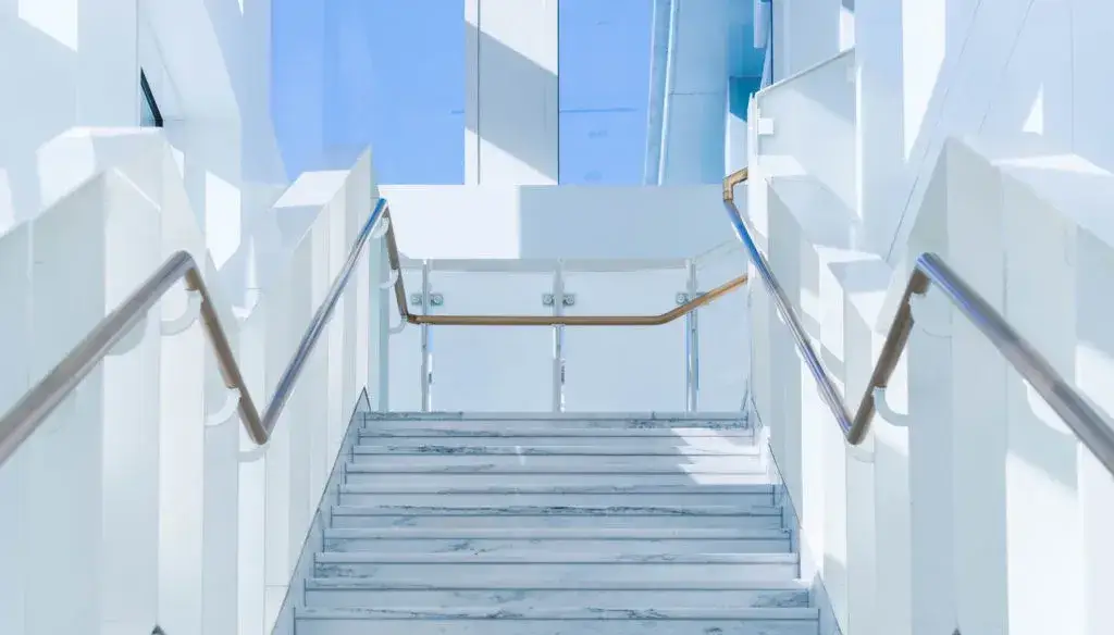 Najlepsze materiały na schody wewnętrzne: praktyczny poradnik bez wpadek