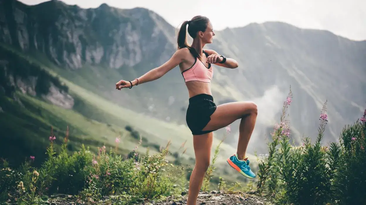 ¿Corres? Estira así antes y después para rendir y evitar lesiones
