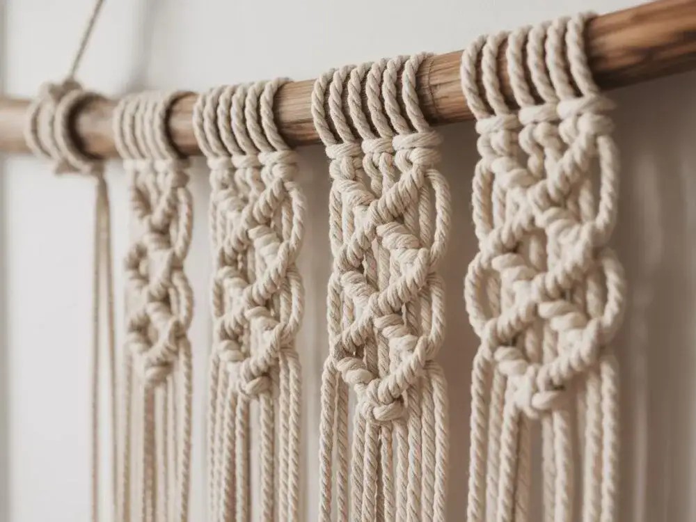 Ozdoby ze sznurka: Jak zrobić je krok po kroku? Poradnik DIY