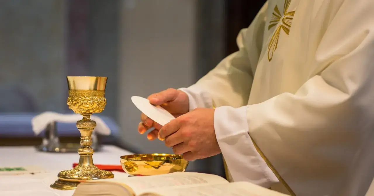 Czy msza online jest ważna? Zrozum znaczenie i ograniczenia uczestnictwa