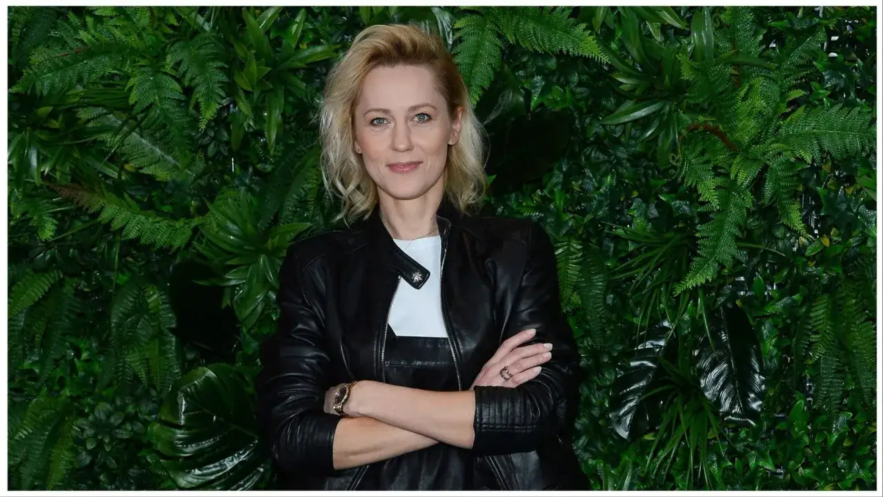 Lea Oleksiak, w czarnej ramonesce, na tle bujnej zieleni. Jej życie prywatne budzi zainteresowanie.