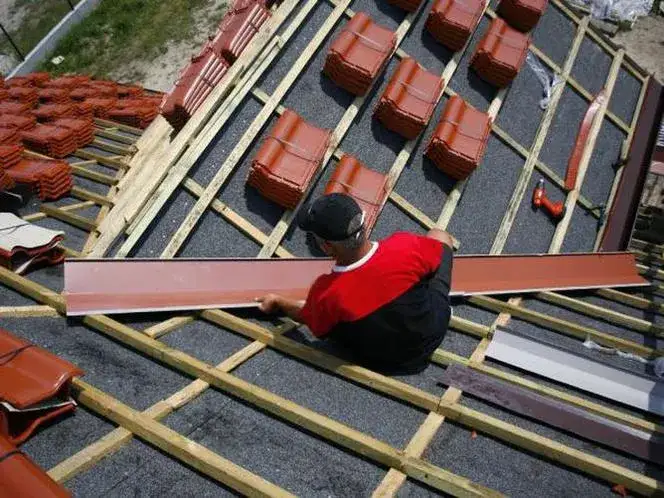 Jak zostać dekarzem? Zarobki, kariera i własny biznes