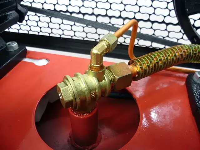 Jak podłączyć zawór zwrotny do kompresora - uniknij błędów montażu