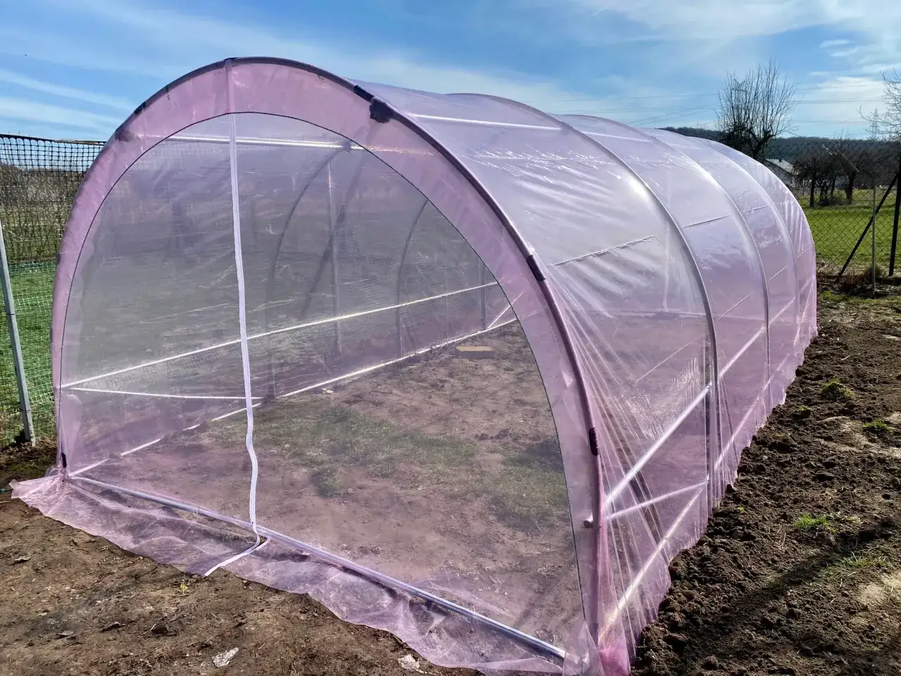 Jak zrobić drzwi do tunelu foliowego? Zapewnij plonom idealne warunki