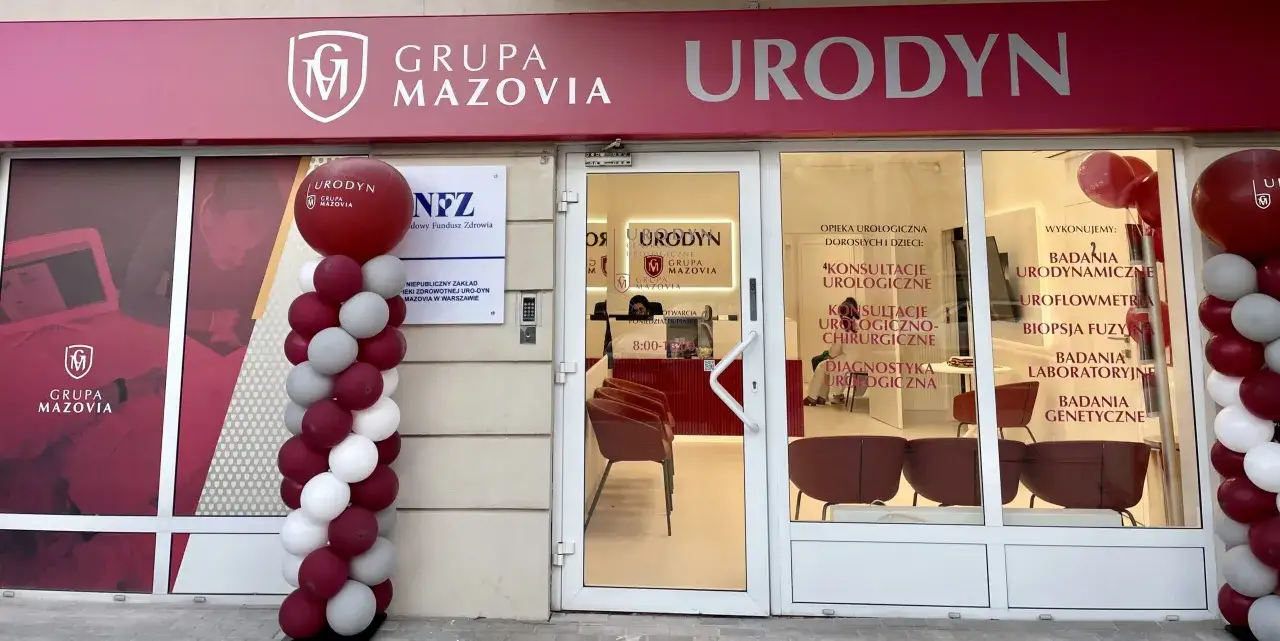 Elegancka fasada kliniki URODYN Grupa Mazovia z balonami.