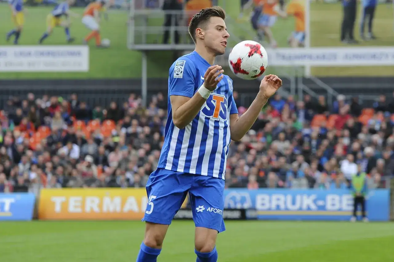 Ile zarabia Jan Bednarek? Zaskakujące fakty o jego pensji i kontraktach