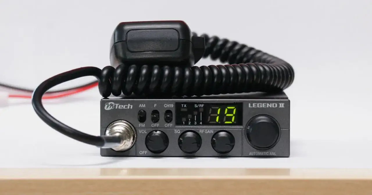 Szary radiotelefon CB MTech Legend II z mikrofonem na skręconym kablu.