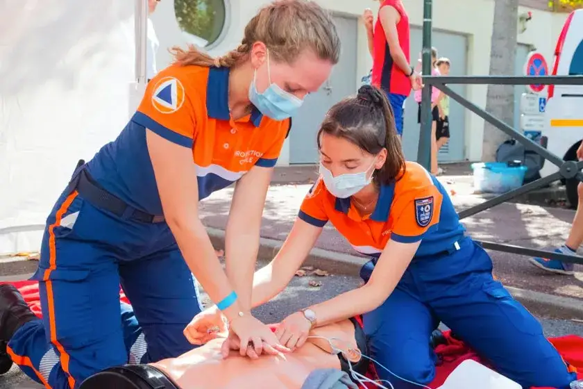 Ile kosztuje kurs na ratownika medycznego? Sprawdź ceny i opcje płatności