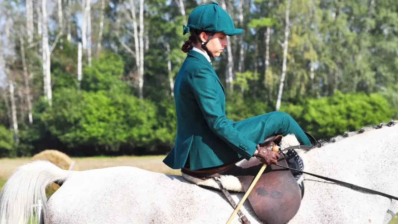 Strój jeździecki damski: poradnik dla amazonek. Bezpieczeństwo i styl