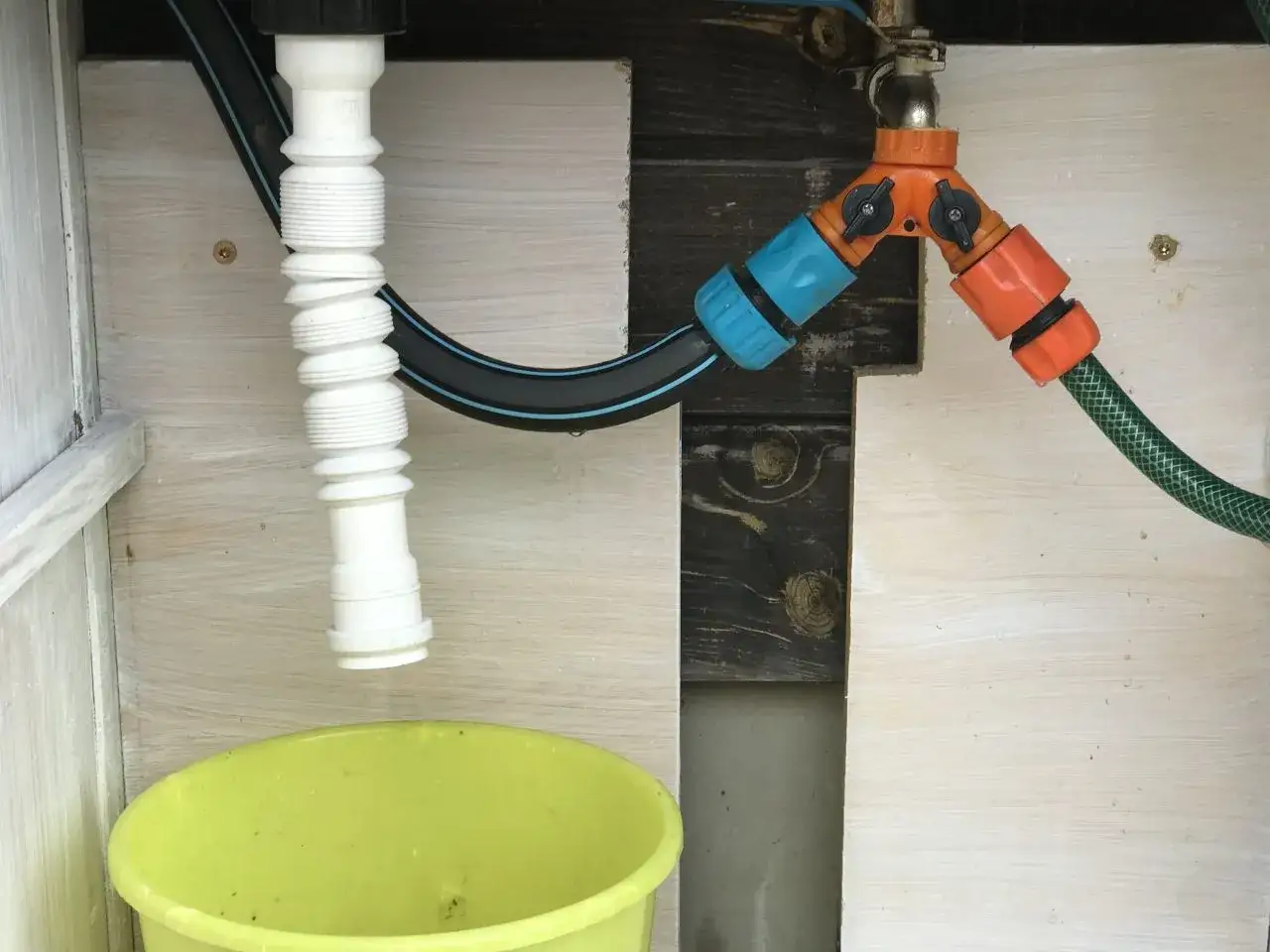 Jak zrobić zlew na działce bez kanalizacji – prosty sposób na wygodę w ogrodzie