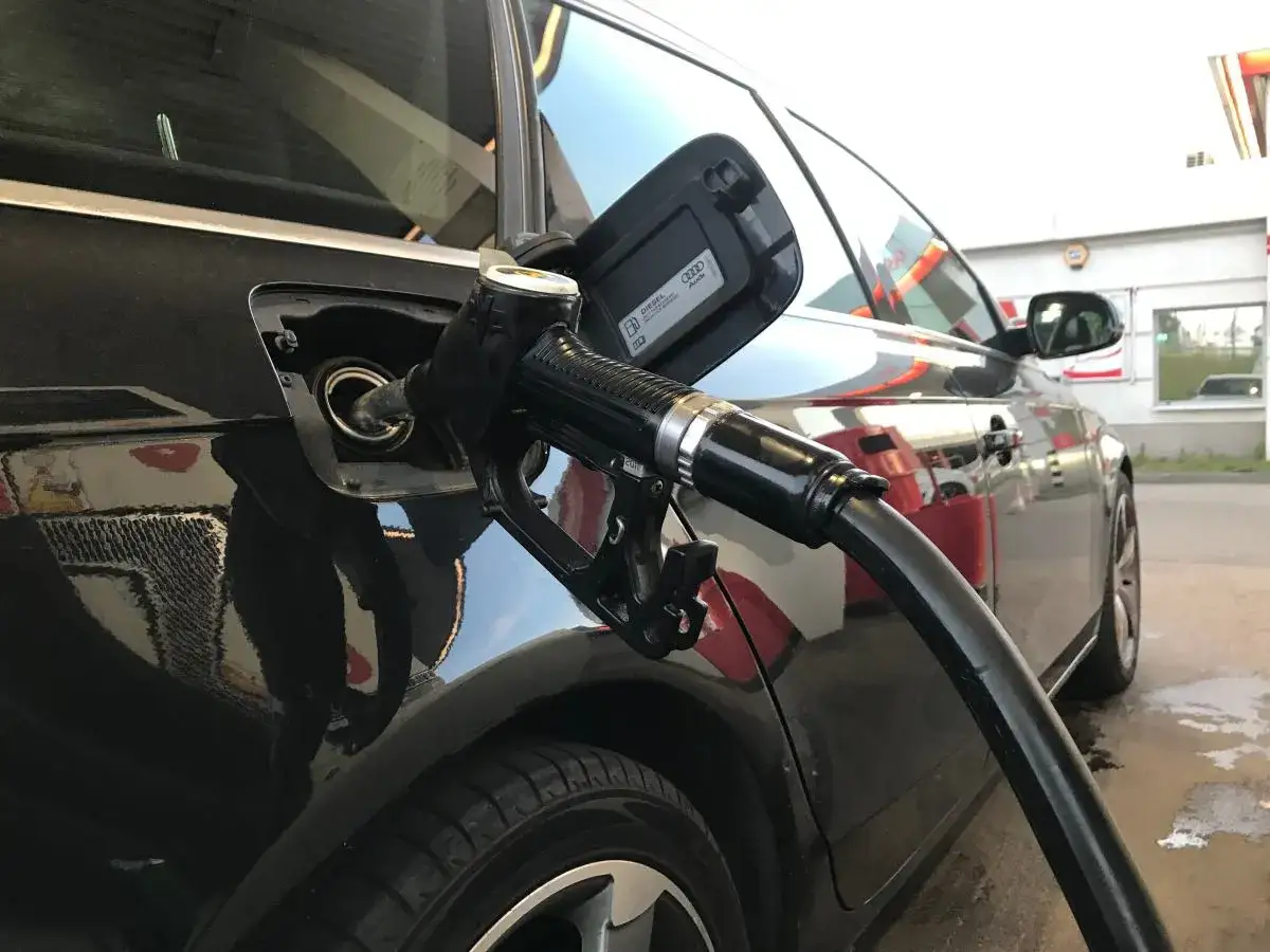 Pomyłka na stacji? Jak szybko rozpoznać benzynę od ropy!