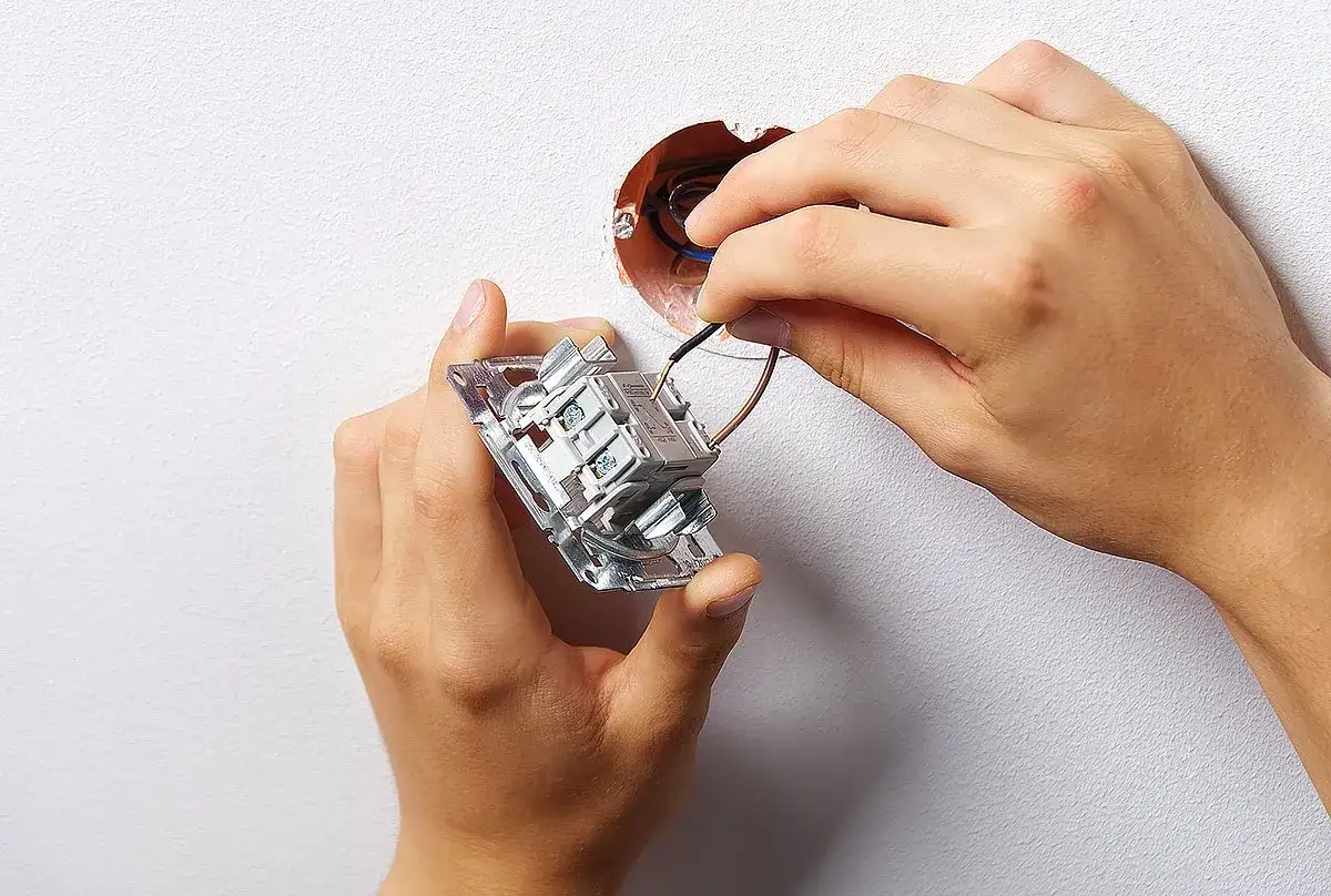 Jak podłączyć łącznik jednobiegunowy bezpiecznie i skutecznie