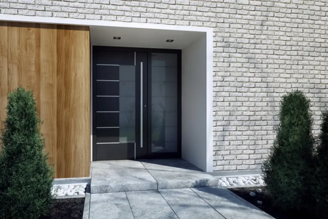 Nowoczesne drzwi wejściowe z drewnianym panelem i przeszkleniem, na tle białej cegły.
