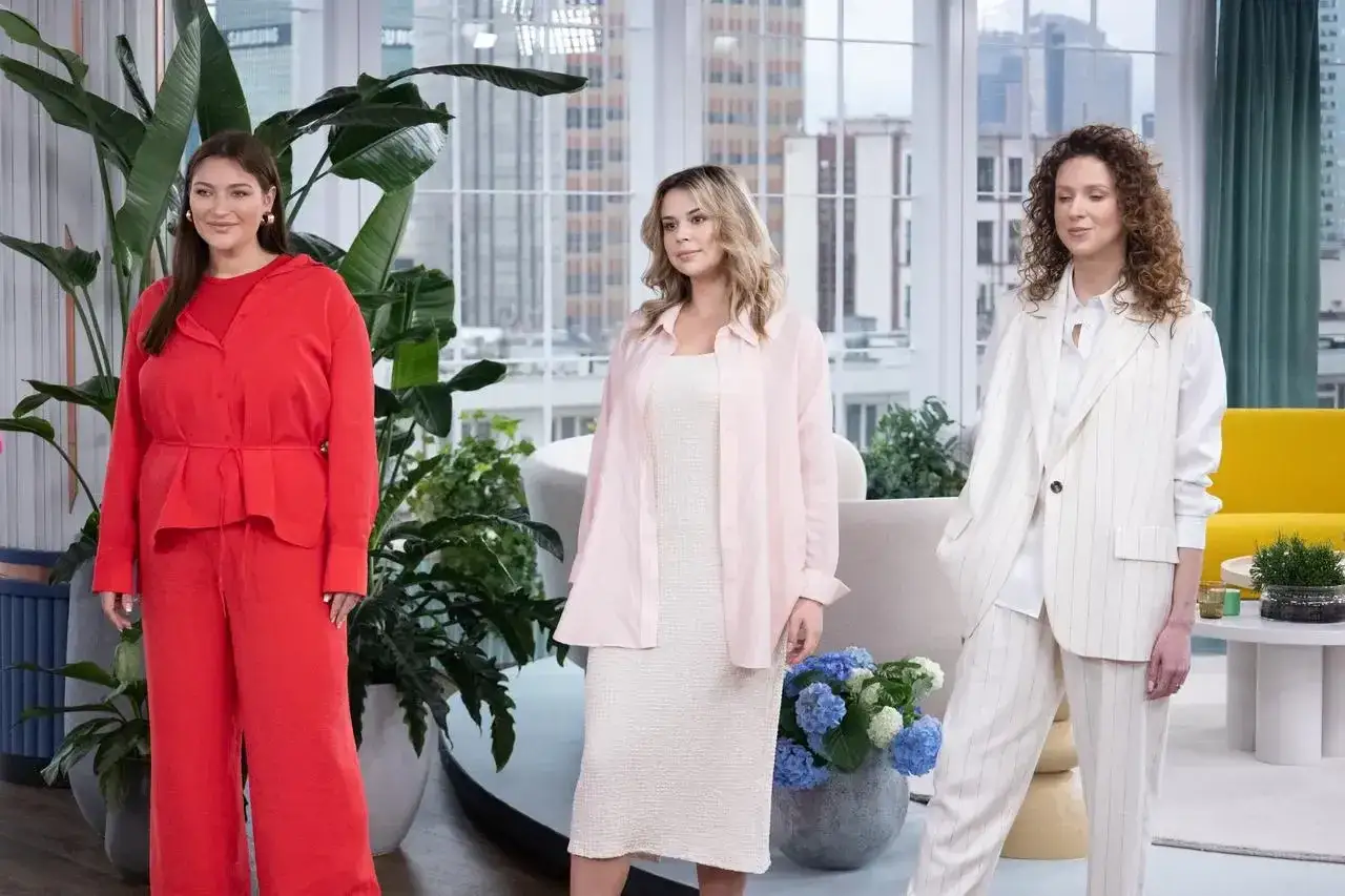 Stylistka radzi: Jak wiązać bluzki? Triki na każdą okazję