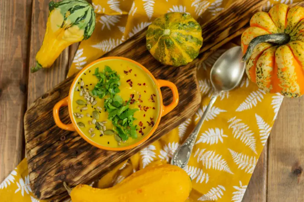 Ile kalorii ma zupa dyniowa? Sprawdź, co wpływa na jej kaloryczność