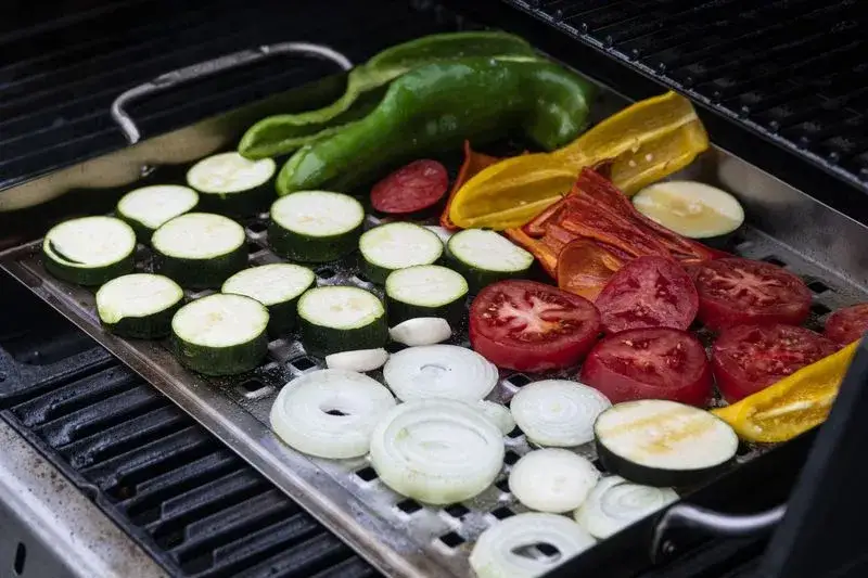 Jak grillować warzywa na grillu elektrycznym, aby uniknąć przypalenia?