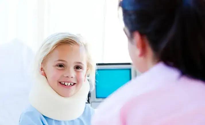 Skręcenie karku: objawy, które musisz znać. Kiedy wezwać pomoc?