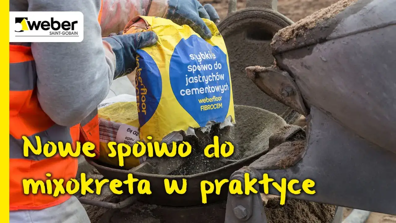 Ręce w rękawiczkach wsypują worek z napisem "szybkie spoiwo do jastrychów cementowych weberfloor FIBROCEM" do betoniarki. To nowy cement na wylewki.