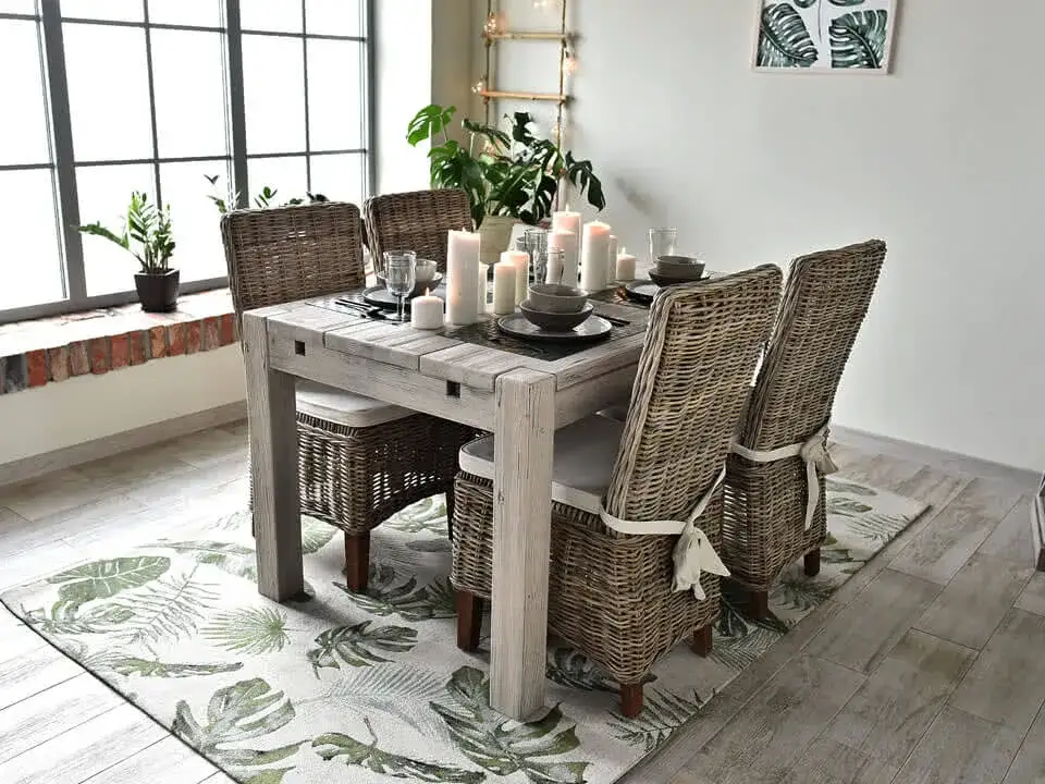 Co postawić na stole w jadalni, by stworzyć wyjątkową atmosferę