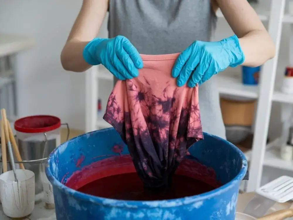 Farbowanie skóry od ubrań? Poznaj domowe sposoby na utrwalenie koloru
