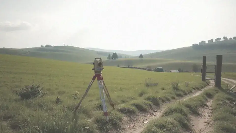 Geodeta na działce: Twoje prawa, obowiązki i konsekwencje