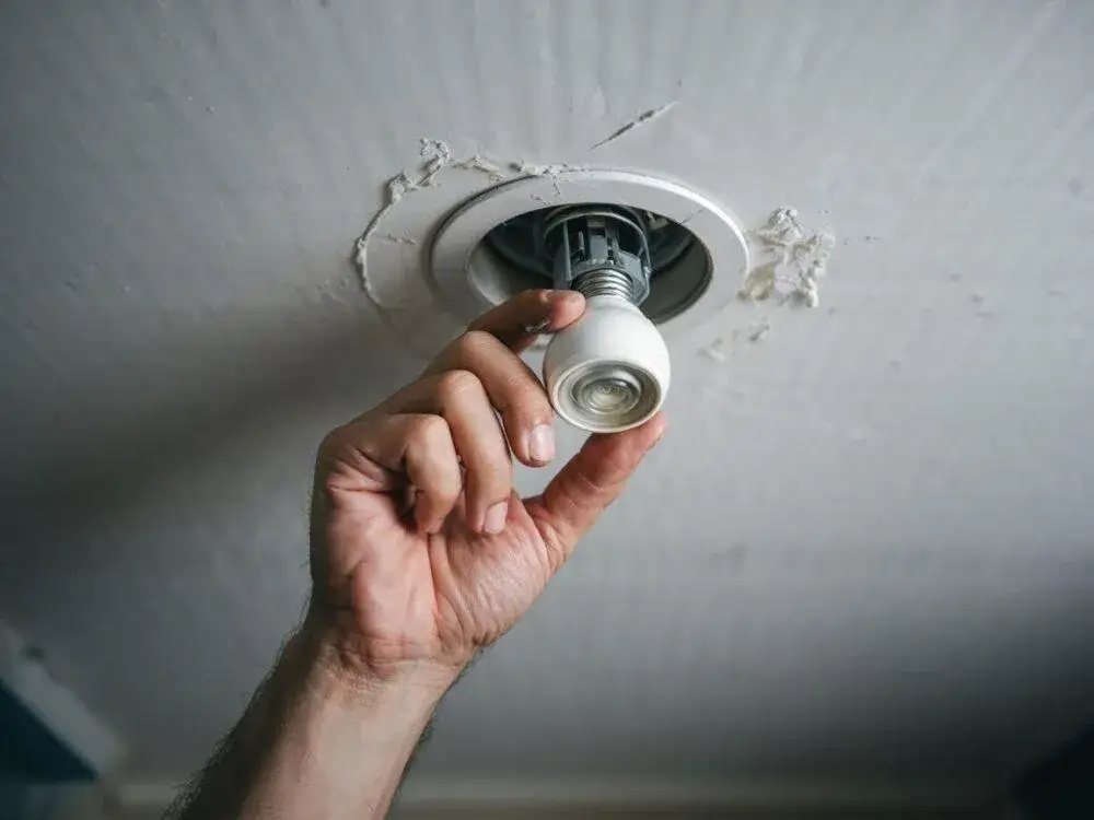 Jak bezpiecznie i skutecznie wyjąć żarówkę LED z oprawki – krok po kroku