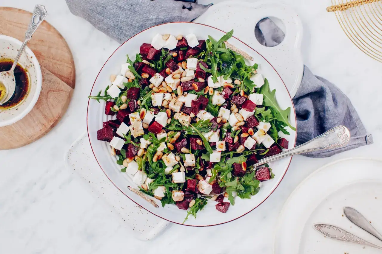 Jak upiec buraki do sałatki – proste sposoby, które zachwycą smakiem