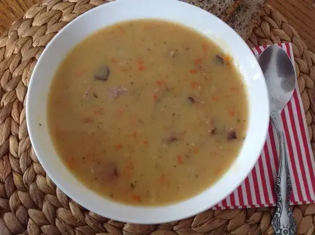 Grochówka: Ile ma kalorii? Odkryj, jak ją odchudzić!