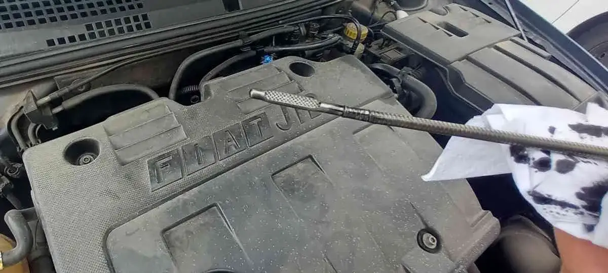 Objawy starego oleju w silniku, które mogą zniszczyć Twój silnik