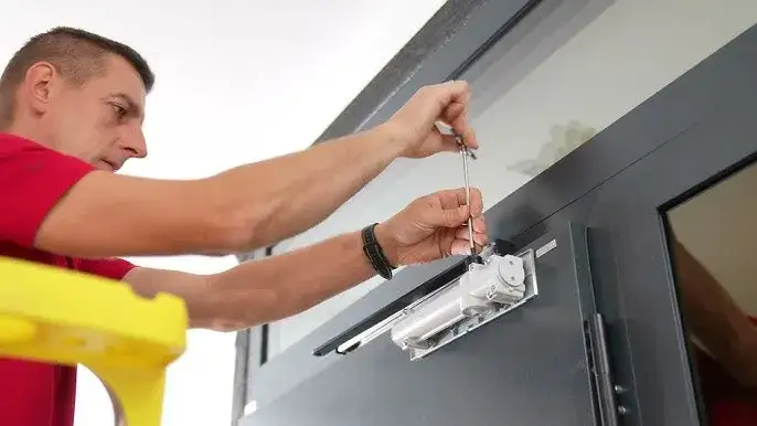 Jak zamontować samozamykacz - uniknij najczęstszych błędów i problemów