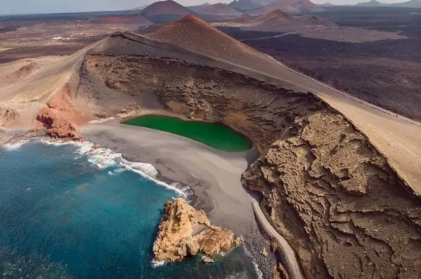 Ile trwa lot na Lanzarote z Warszawy? Czas, który warto znać