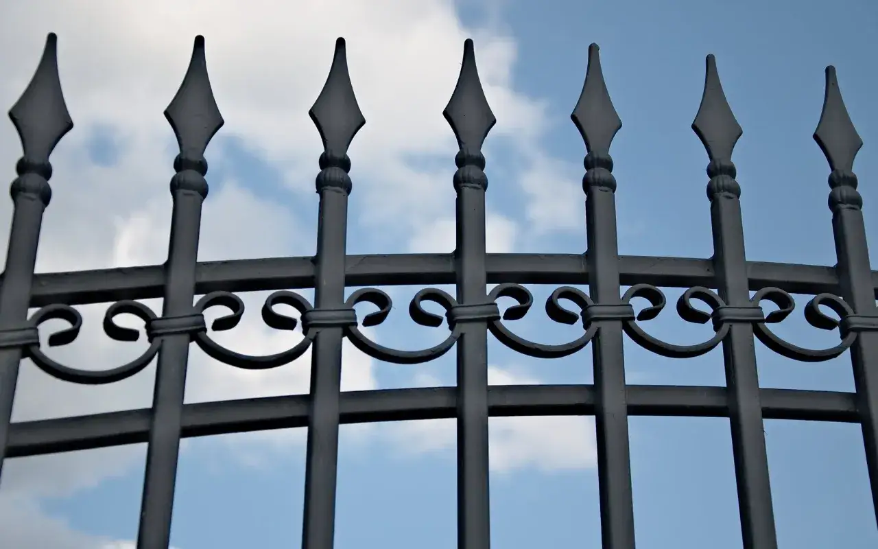 Płot w granicy: Zgoda, koszty, prawo. Chroń swoje interesy!