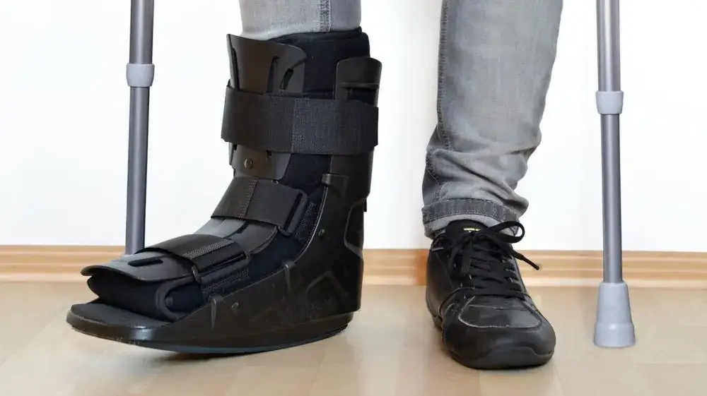 Jak chodzić w ortezie po schodach bez ryzyka kontuzji i bólu