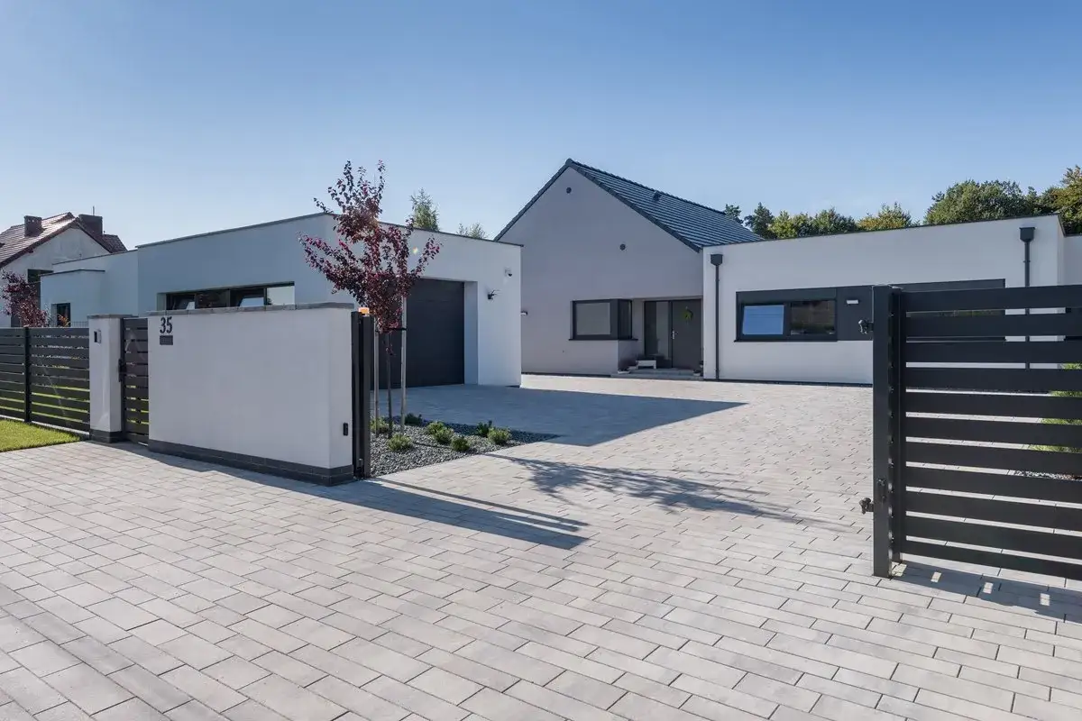 Idealne dopasowanie kostki brukowej do elewacji. Uniknij wpadek projektowych!