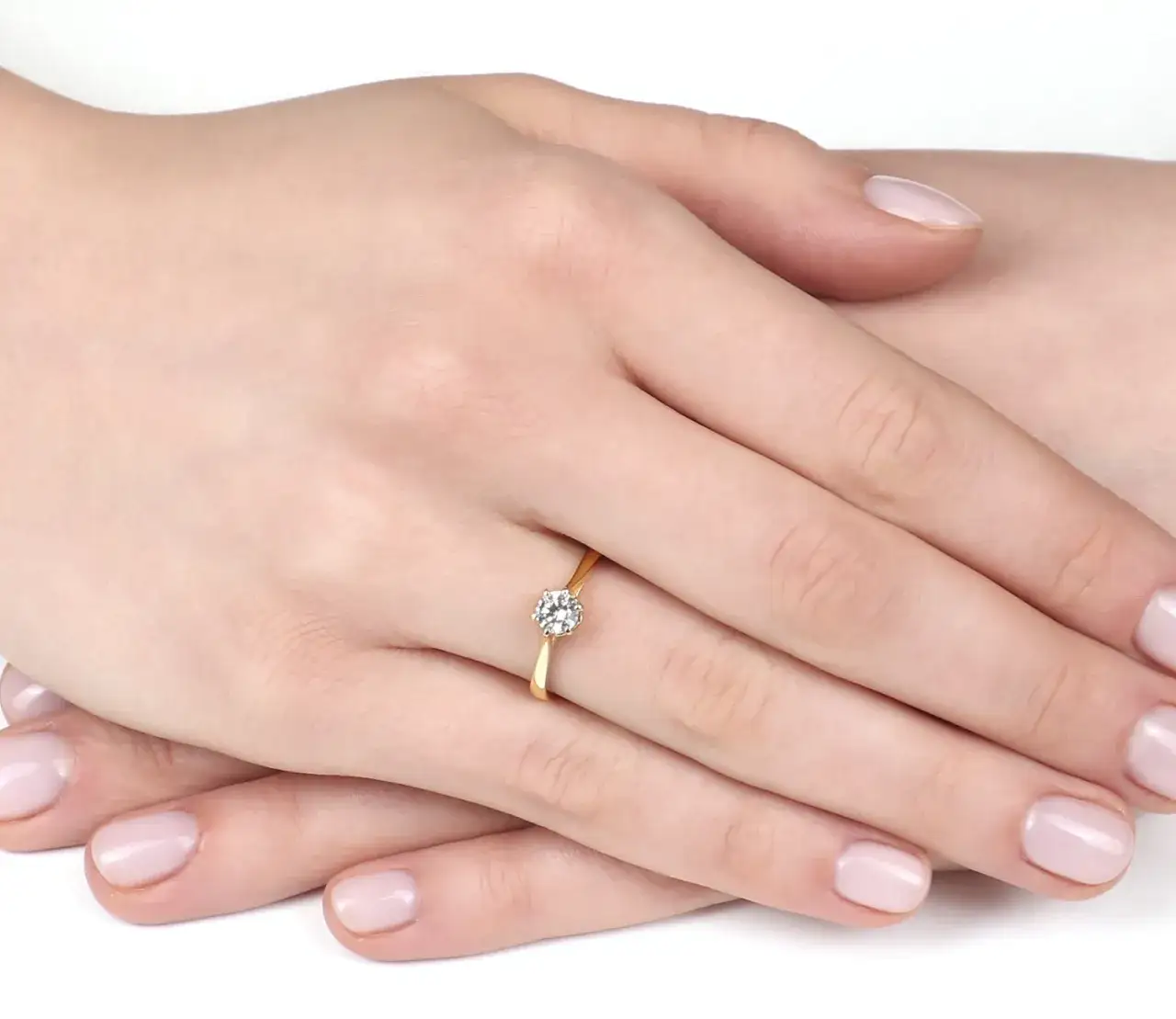 Pierścionek zaręczynowy i obrączka: gdzie nosić w Polsce?