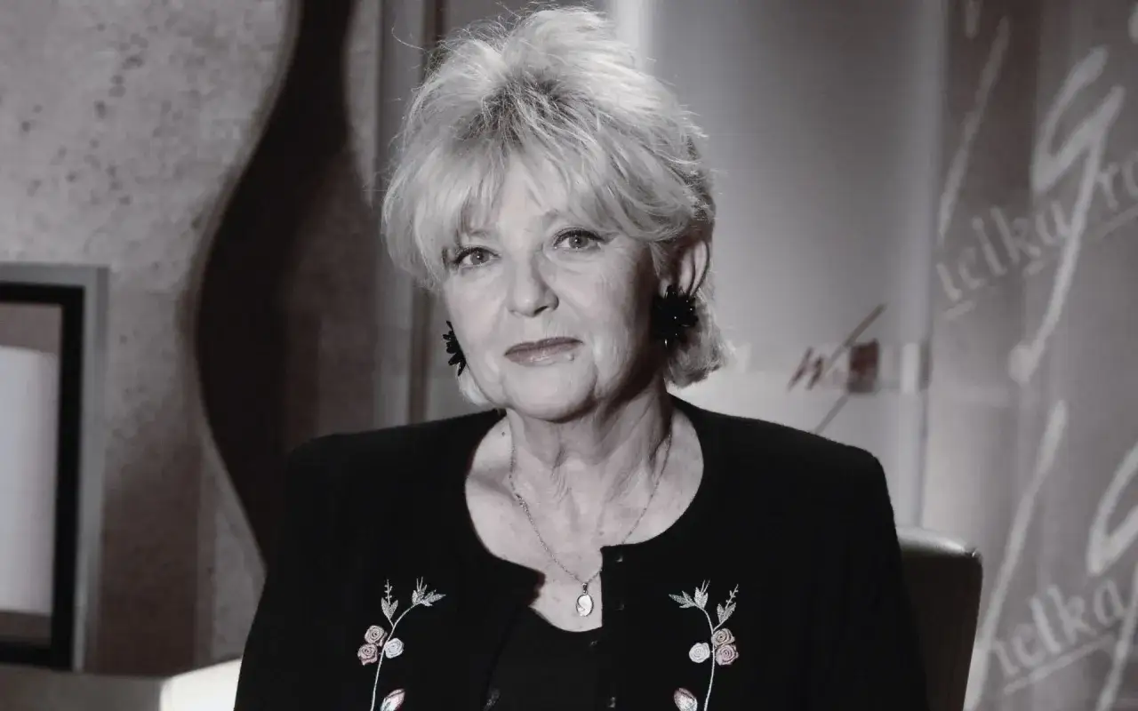 Portret Stanisławy Ryster, kobiety w podeszłym wieku, z charakterystyczną fryzurą i biżuterią.