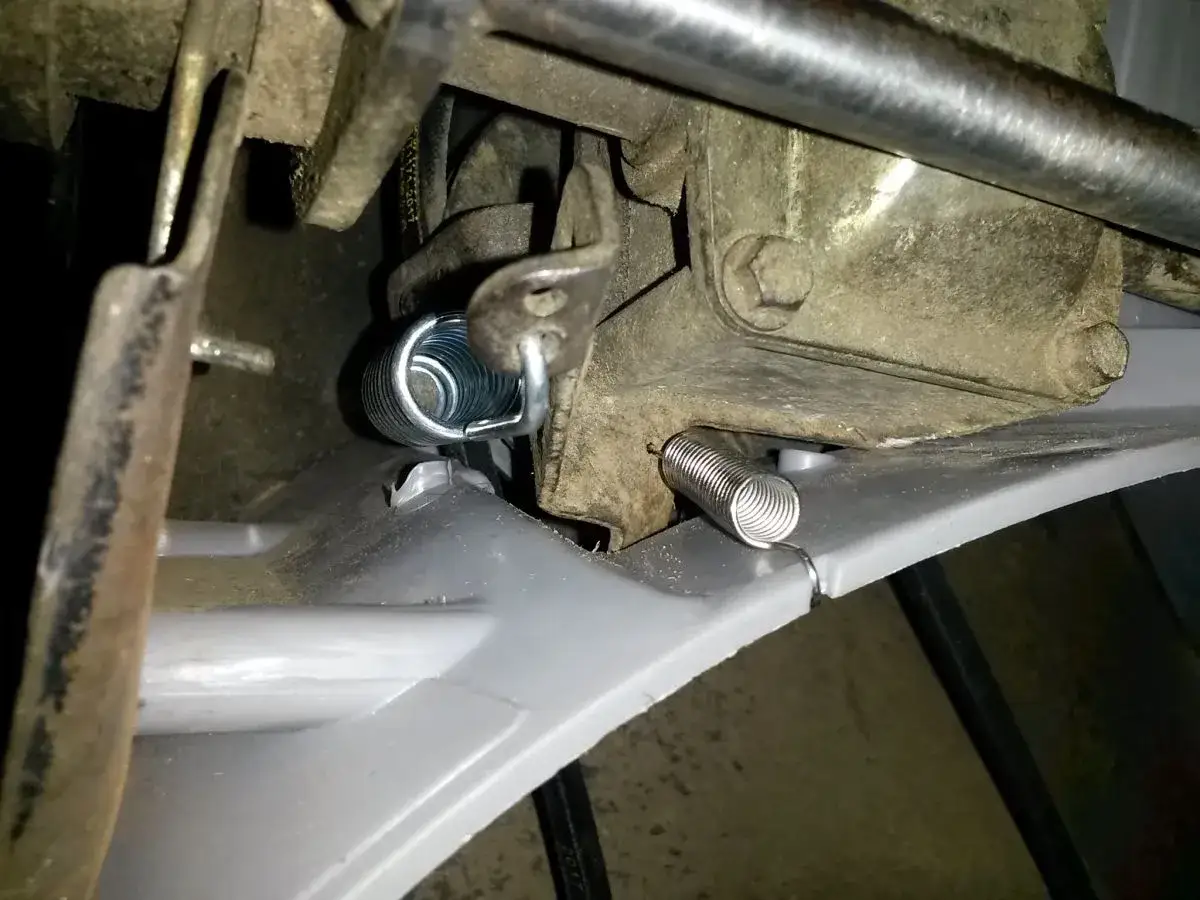 Kosiarka nie jedzie? Wymień sprężynę napędu krok po kroku!