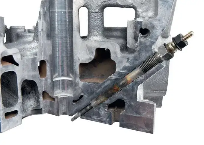 Wymiana świec żarowych na ciepłym czy zimnym silniku – uniknij błędów