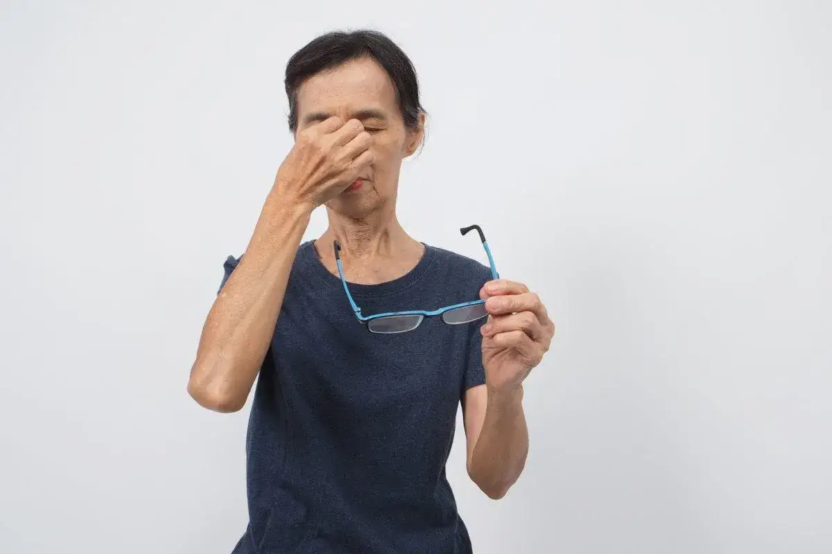 Krople po operacji zaćmy: Jak zakraplać oko krok po kroku?