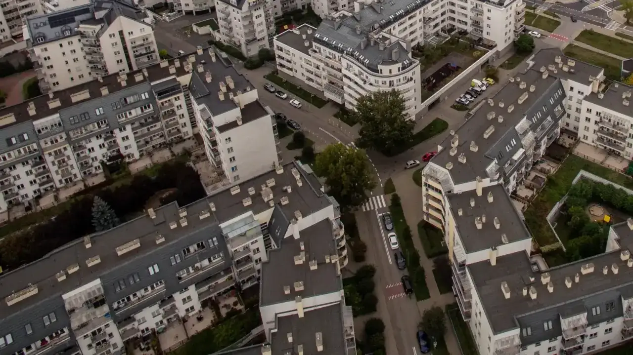 Osiedle z blokami mieszkalnymi, gdzie mieszkanie m3 co to znaczy, to po prostu lokal mieszkalny o określonym metrażu, widoczne z lotu ptaka.