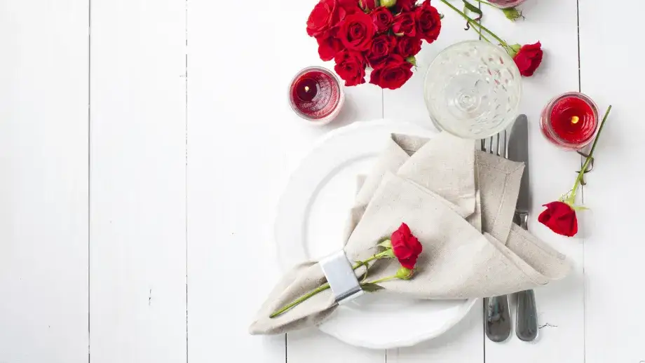 Jak udekorować stół na Walentynki, by stworzyć niezapomnianą atmosferę