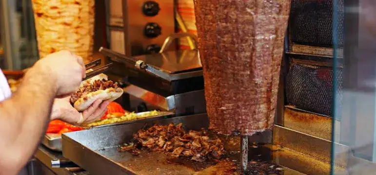 Ile gram mięsa w kebabie? Zaskakujące różnice w ilości!