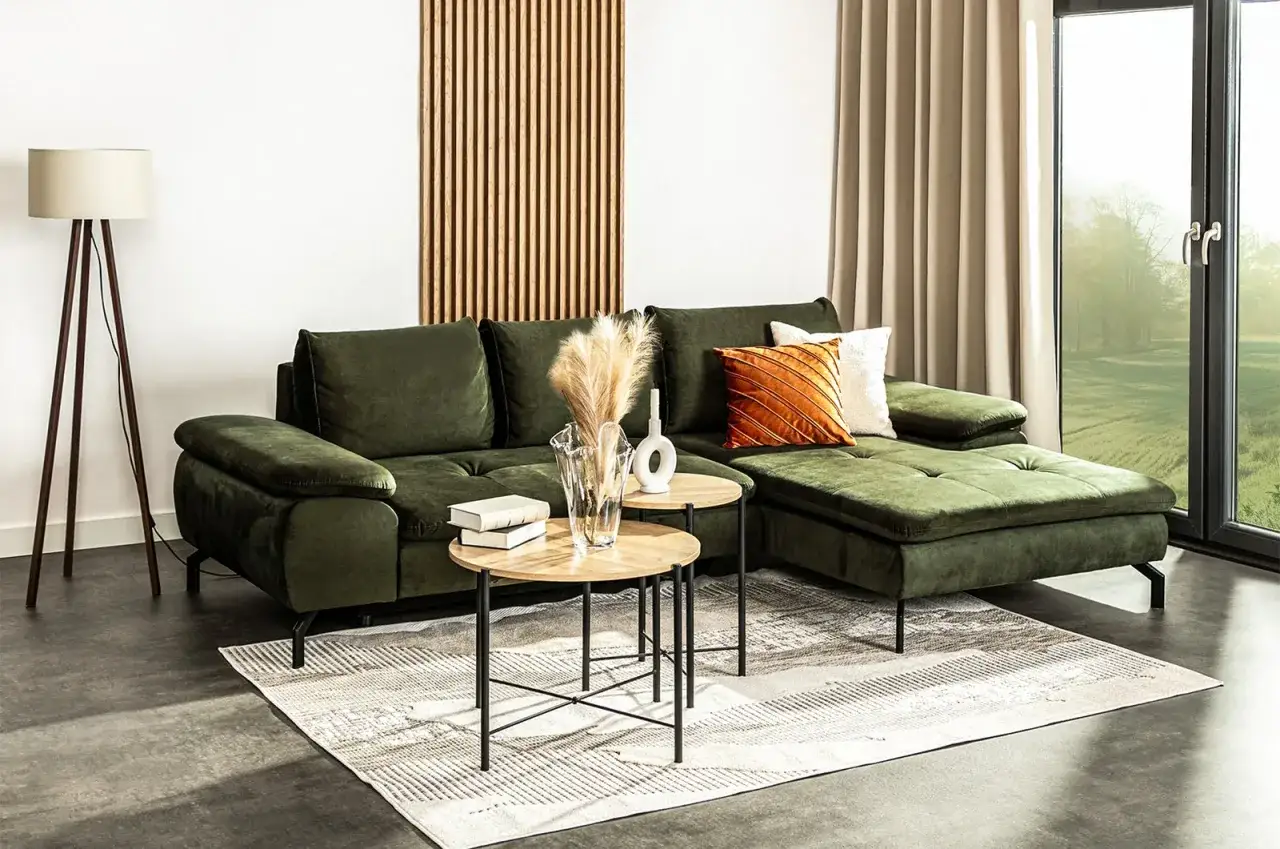 Zielona kanapa: Jakie kolory ścian i dodatków stworzą idealny salon?