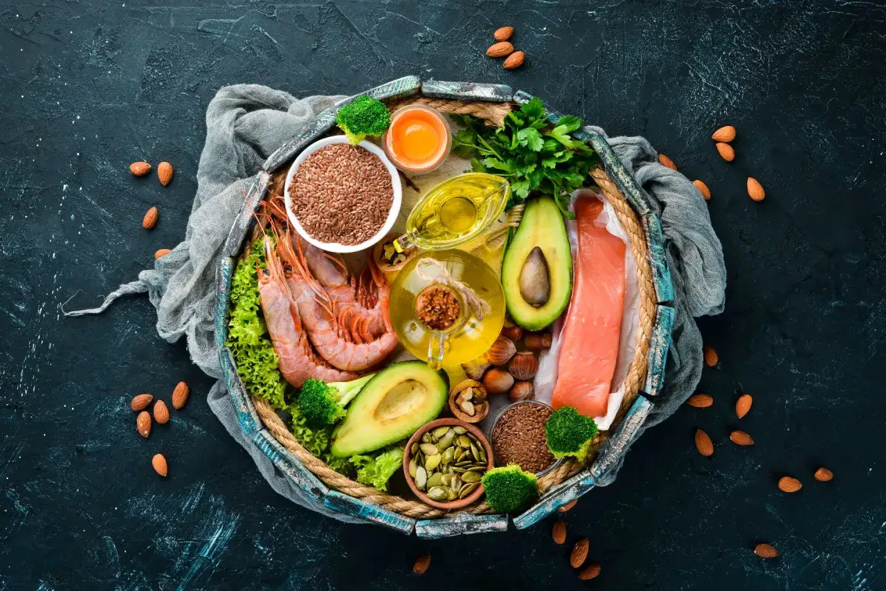 Krewetki, łosoś, awokado, siemię lniane, pestki dyni, orzechy i oleje to źródła omega-6.