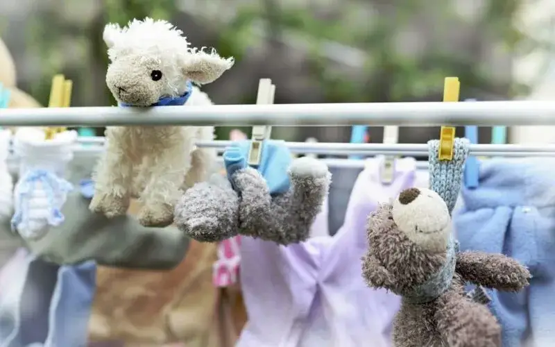 Jak wyprac dużego pluszowego misia bez ryzyka uszkodzenia?